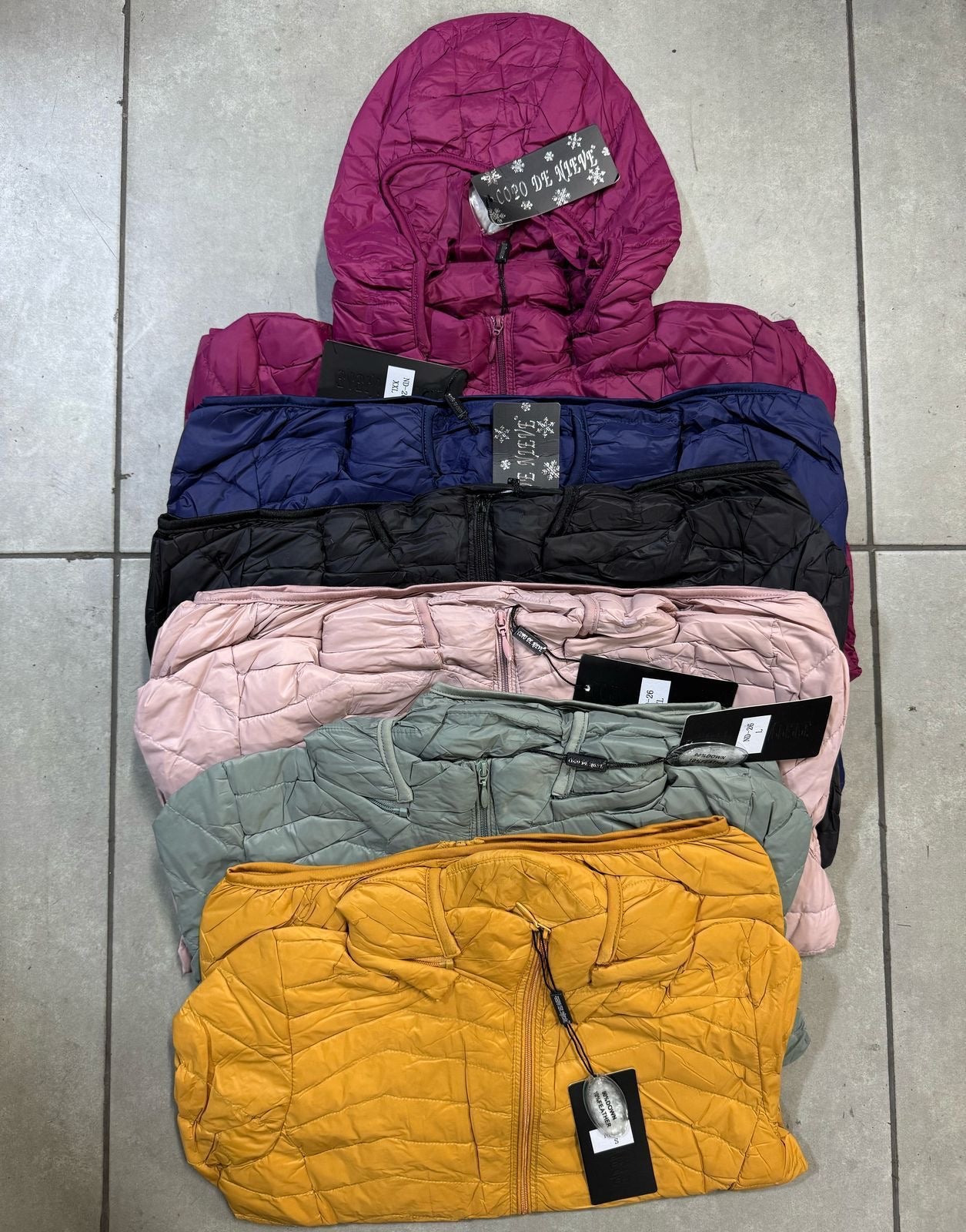 Casaca de dama con capucha impermeable