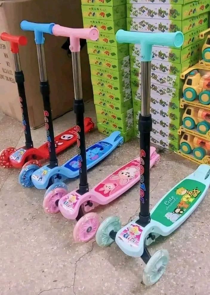 Scooter básico para niños con luces en las llantas hasta los 7 años