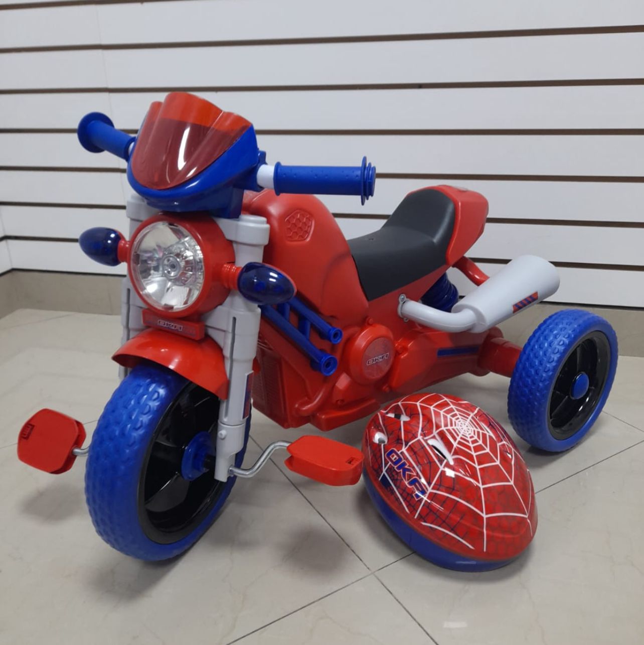 Trimoto a pedal musical con casco AE-606