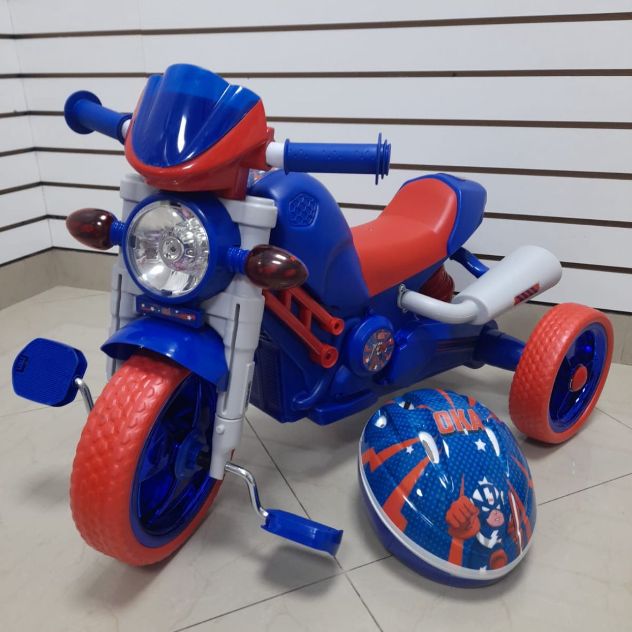 Trimoto a pedal musical con casco AE-606