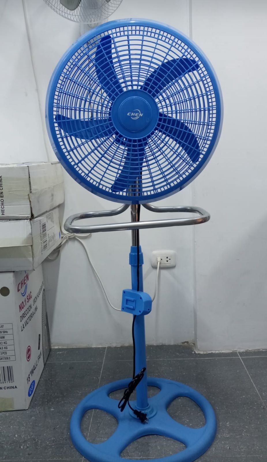 Ventilador tres en uno de colores 18" para piso pared o mesa