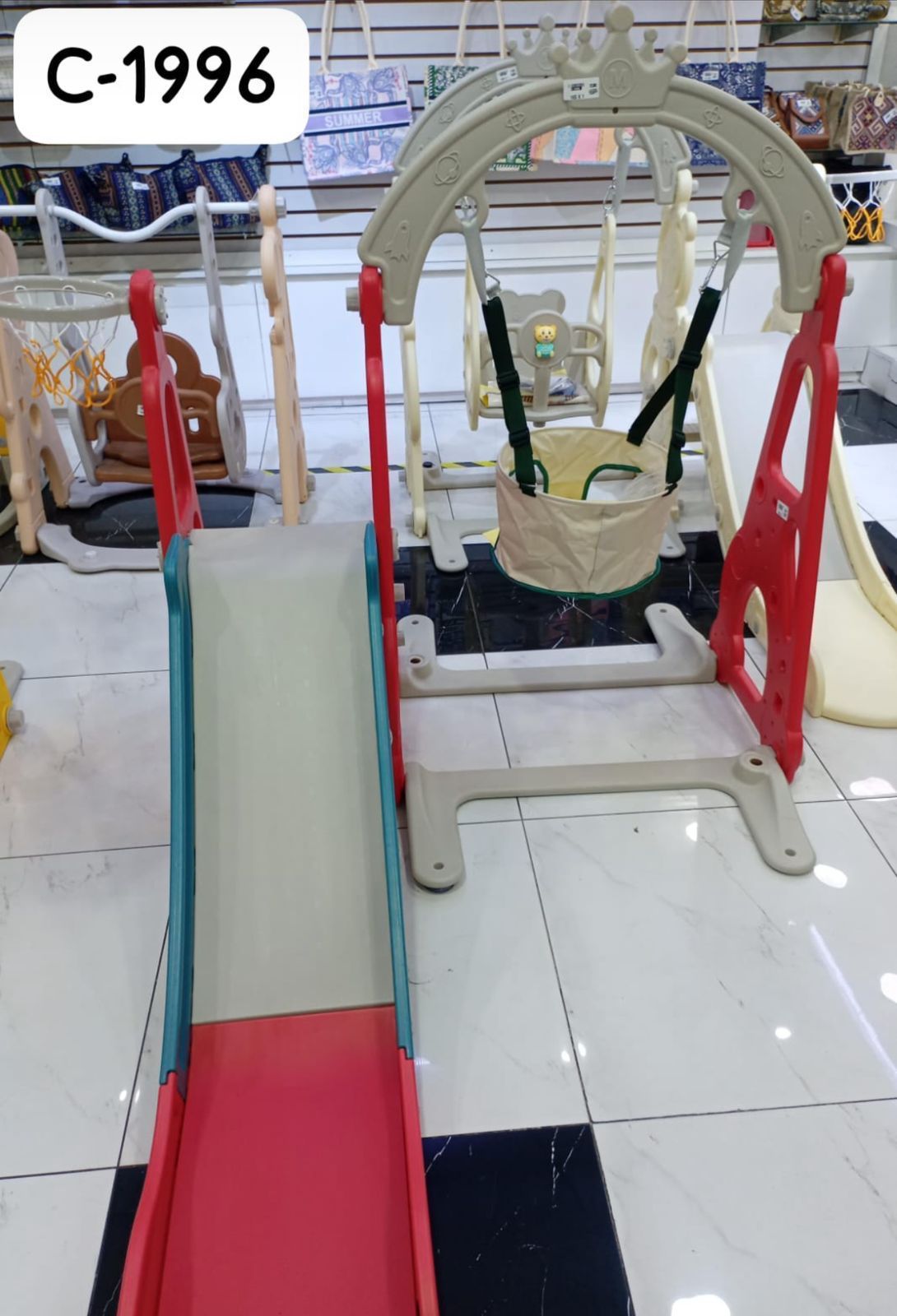Centro de juegos infantil con tobogán columpio y canasta de baloncesto