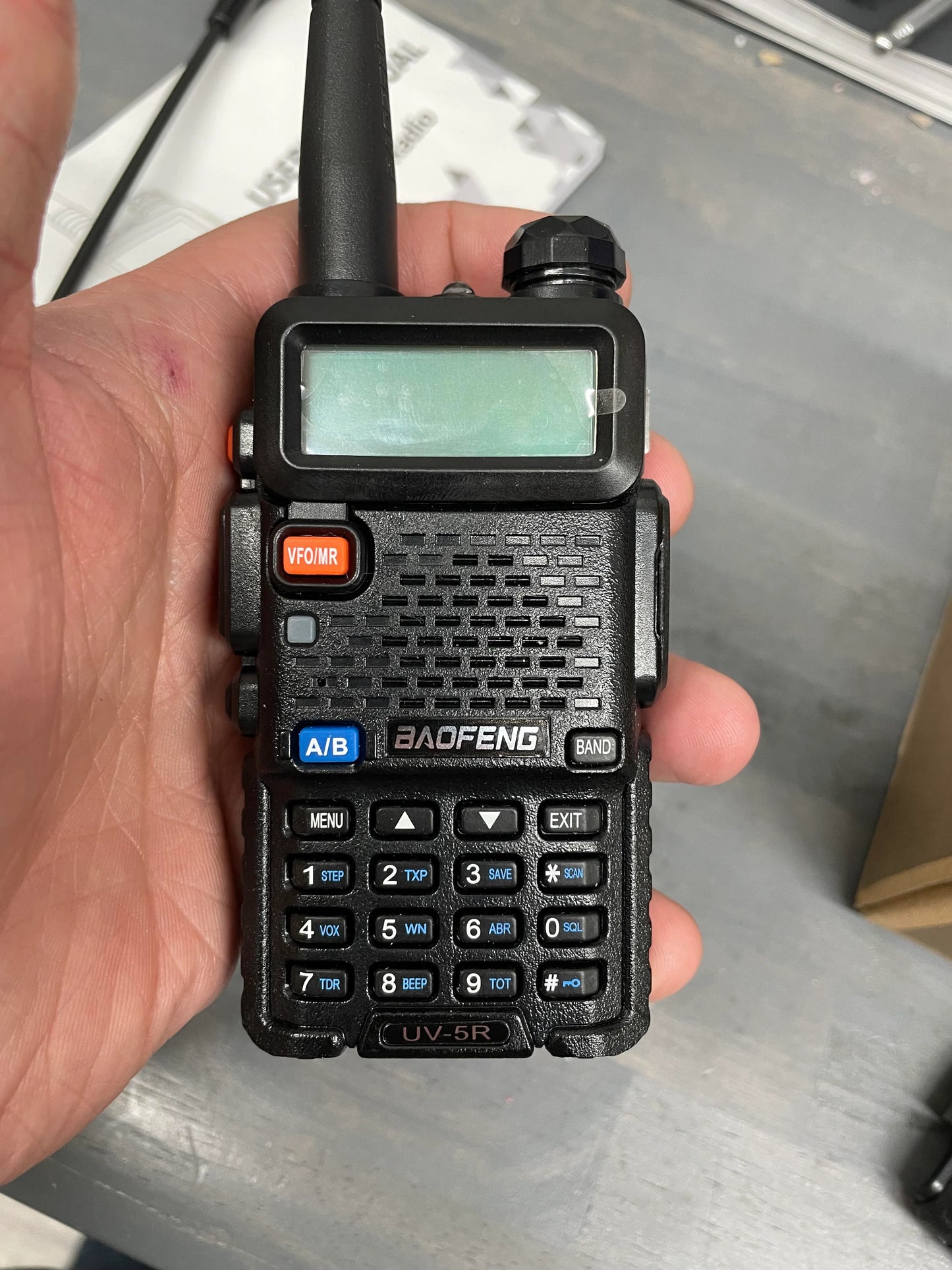 Radio de comunicación walkie talkie UV-5R BAOFENG Alcance Promedio 15km (2 radios)