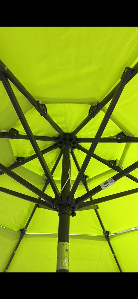 Sombrilla con luz y panel solar recargable