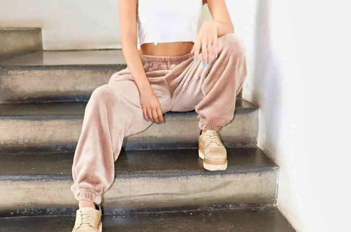 Pantalon tipo jogger plush piel de conejo importado