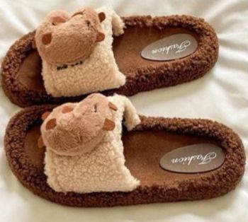 Pantufla capibara modelo unisex talla 36-41