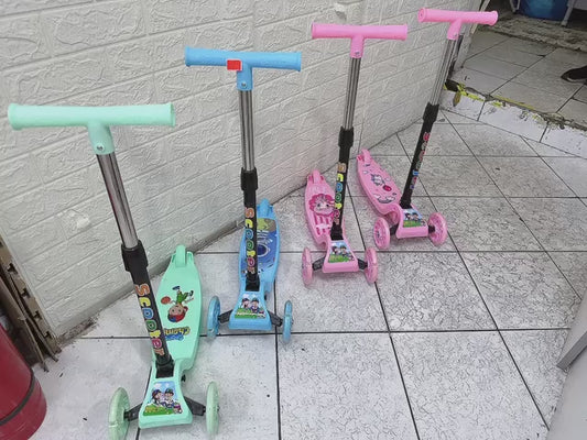 Scooter básico para niños con luces en las llantas hasta los 5 años