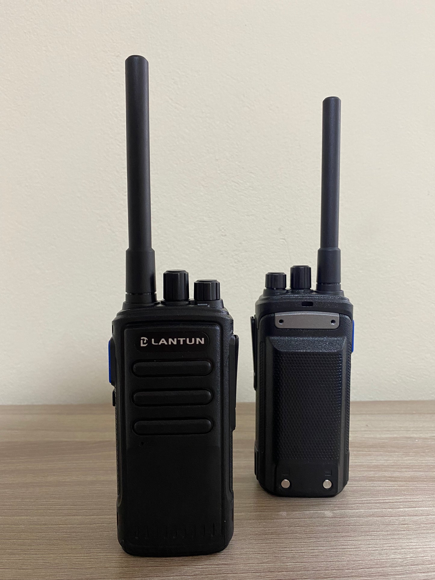 Radio walkie talkie LANTUN LT -V2 (2 Radios) Alcance promedio 2Km o mas